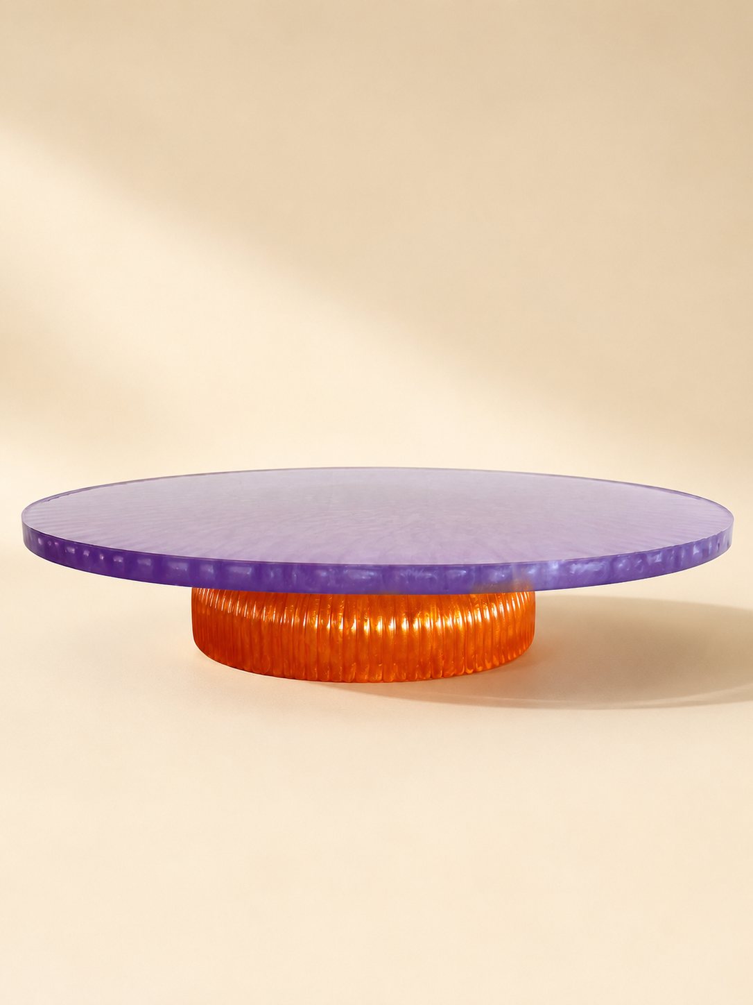 Pastelero Aura Grande MARA de resina morada con base naranja