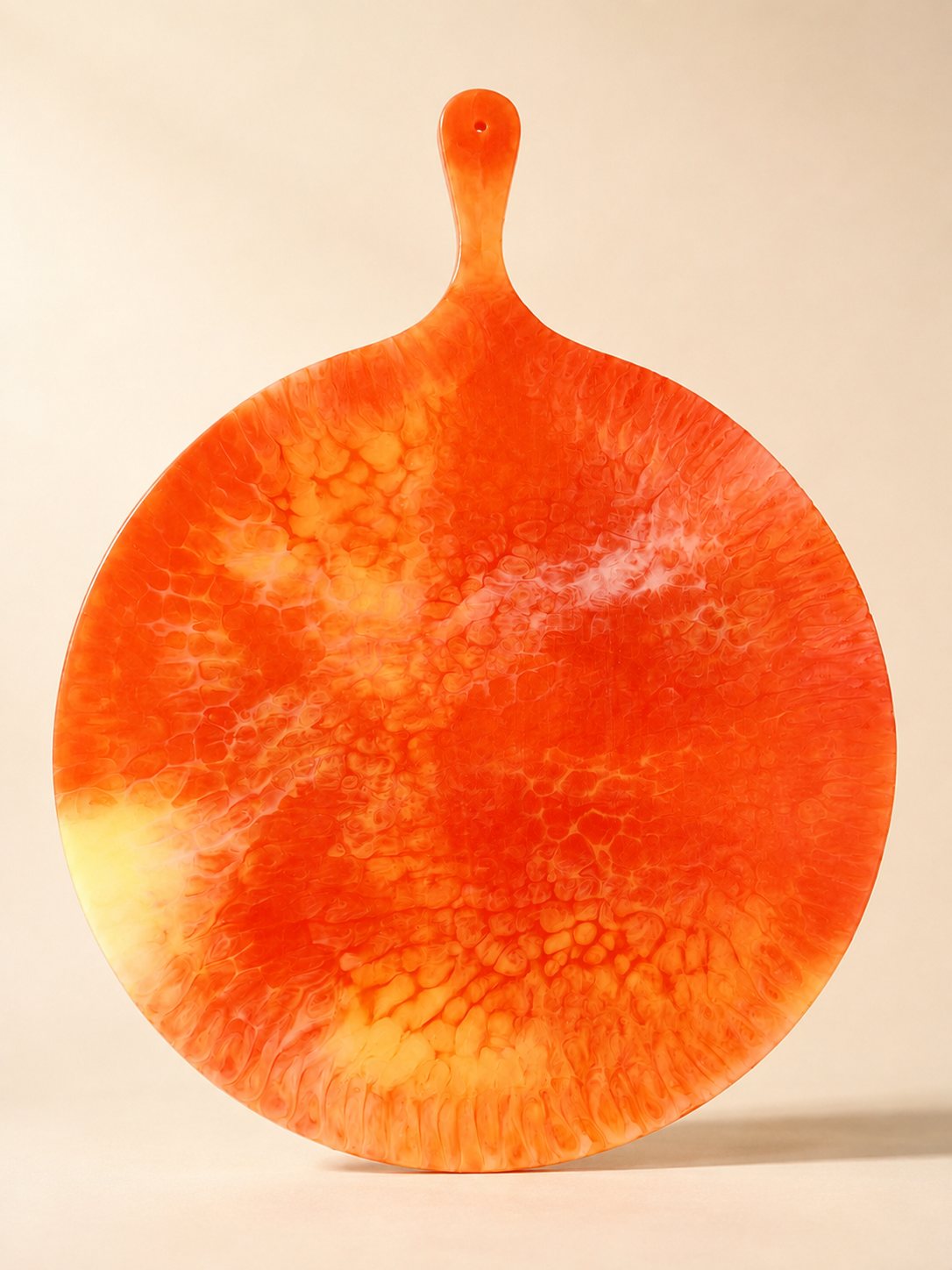 Tabla con asa MARA de resina naranja